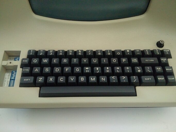 LSI ADM-3A কম্পিউটারের কীবোর্ড (উৎস: vintagecomputer.ca) lsi-adm-3a-keyboard